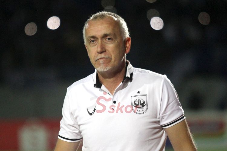 Dragan Djukanovic saat diperkenalkan sebagai pelatih baru PSIS Semarang untuk mengarungi Liga 1 2020 pada 28 Januari 2020.