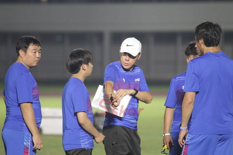Pelatih timnas Indonesia, Shin Tae-yong (tengah) sedang berdiskusi dengan semua asistennya dalam latihan perdana timnas Indonesia di Stadion Madya, Senayan, Jakarta, 14 Februari 2020.