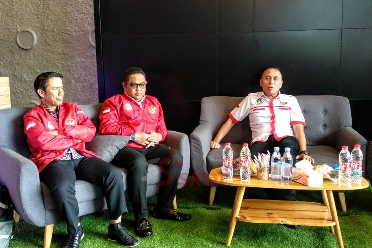 Ketua Umum PSSI, Mochamad Iriawan (kanan) bersama dua anggota Exco PSSI, Yunus Nusi (kiri) dan Endri Erawan (tengah), saat berbicang dengan jurnalis di Garuda Strore, Stadion Utama Gelora Bung Karno, Senayan, Jakarta pada 25 Februari 2020.