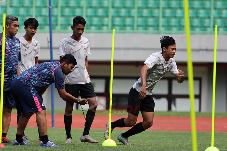 Pemain timnas Indonesia U-16 mejalani tes kelincahan (agility) dalam pemusatan latihan di Stadion Patriot Candrabhaga, Bekasi pada 9 Maret 2020.