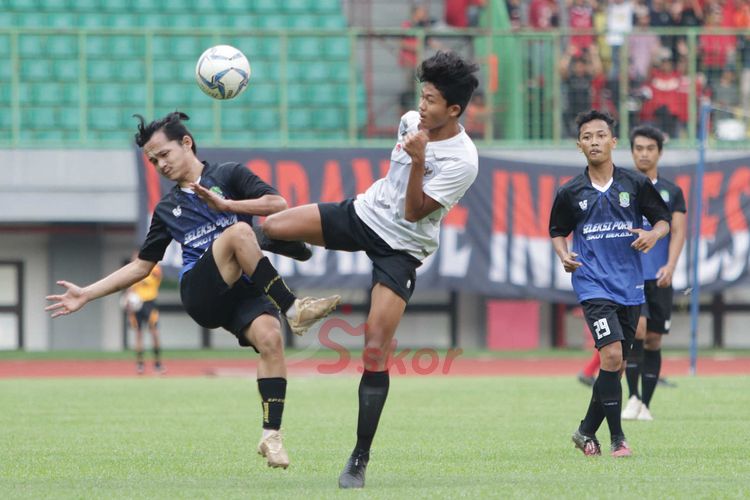 Pemain timnas Indonesia U-16, Athallah Araihan (tengah), berebut bola dengan pemain  tim Soeratin U-17 Kota Bekasi di Stadion Patriot Candrabhaga, Bekasi pada Jumat, 13 Maret 2020.