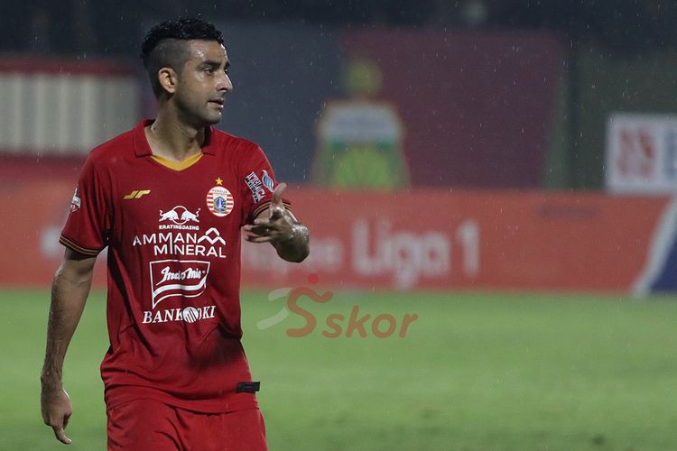 Bek Persija, Otavio Dutra, saat timnya melawan Bhayangkara FC di Stadion PTIK, dalam ajang Liga 1 2020 pada 14 Maret 2020.