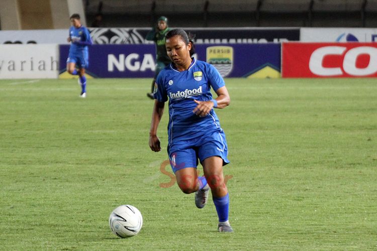 Penyerang Persib Putri, Risqiyanti, beraksi dalam sebuah pertandingan Liga 1 Putri 2019 di Stadion Si Jalak Harupat, Soreang pada 2019.
