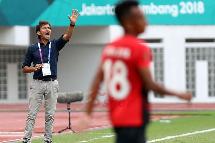 Luis Milla saat masih menjadi pelatih timnas Indonesia pada 2017 dan 2018. Luis Milla mendampingi timnas dalam ajang Asian Games 2018 di Stadion Patriot Candrabhaga, Bekasi pada Agustus 2018.