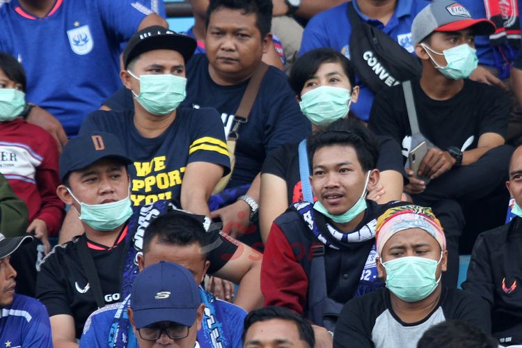 Suporter PSIS Semarang menggunakan masker saat laga PSIS versus Arema FC di Stadion Moch Soebroto, Magelang pada Maret 2020. 