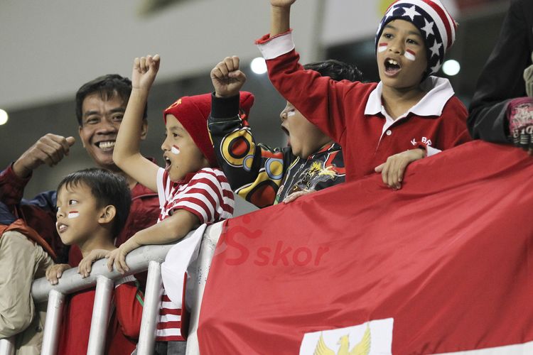Anak-anak turut menjadi suporter timnas Indonesia U-23 di SEA Games 2013.
