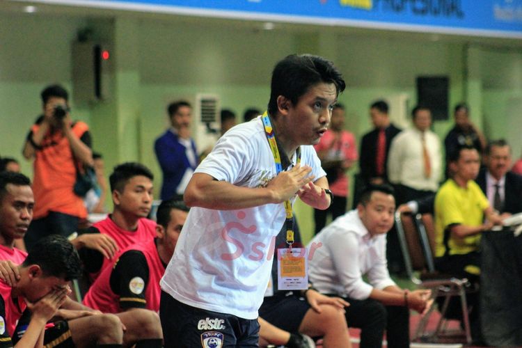 Deny Handoyo, pelatih Cosmo FC pada musim 2020-2021, dan ini saat menangani SKN FC Kebumen dalam Pro Futsal League 2019.