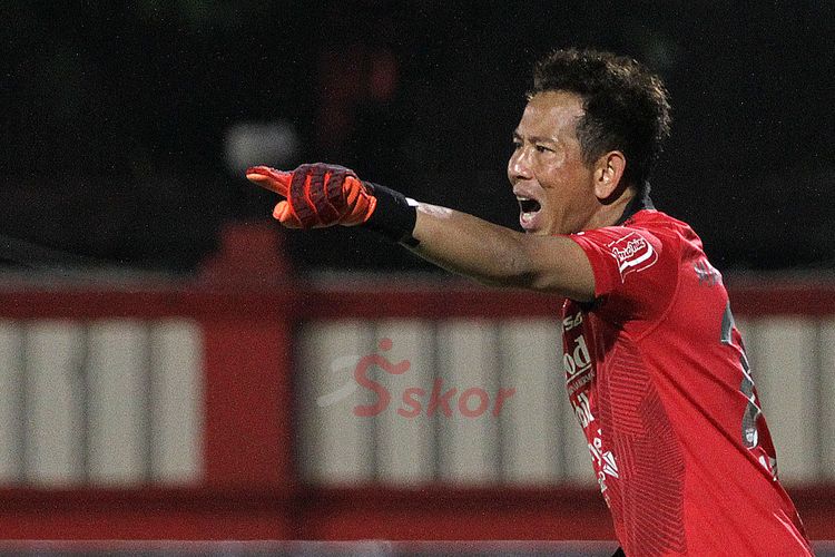 I Made Wirawan, kiper Persib Bandung, beraksi dalam sebuah pertandingan dalam Liga 1 2019.