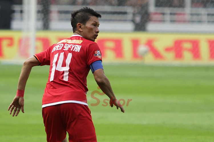 Ismed Sofyan, saat mengemban kapten Persija, dalam pertandingan Liga 1 2018, di mana pada musim tersebut menjuarai kompetisi. Pada 2020, usia Ismed Sofyan telah 41 tahun dan tertua dalam era Liga 1.