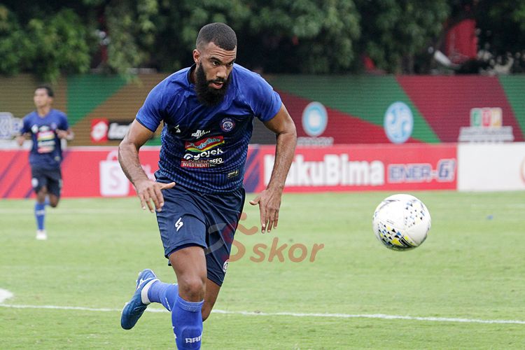 Sylvano Comvalius saat tampil membela Arema FC dalam Liga 1 2019.