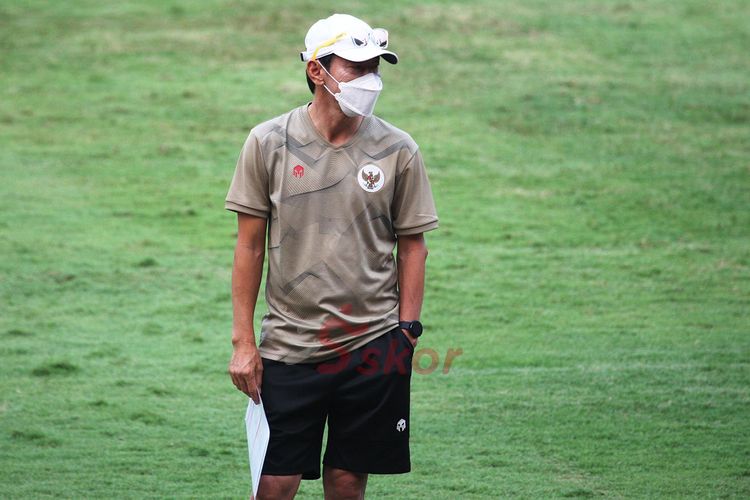 Shin Tae Yong, pealatih timnas Indonesia, mengamati dengan saksama para pemain melakukan pemanasan dalam program pemusatan latihan di Stadion Madya, Senayan, Jakarta pada 7 Agustus 2020.
