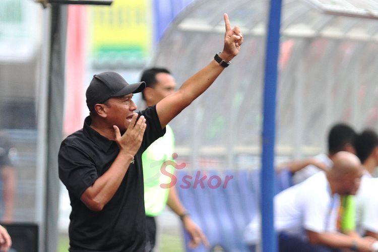 Rahmad Darmawan saat mendampingi tim asuhannya, Sriwijaya FC, dalam sebuah pertandingan pada 16 Januari 2018.