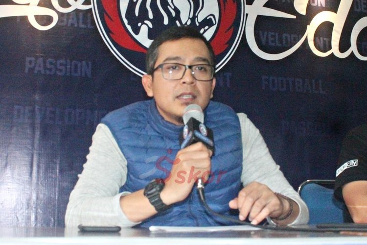 Manajer Bisnis dan Marketing Arema FC, Muhammad Yusrinal Fitriandi, memberi keterangan pada sebuah kesempatan pada 2020. 