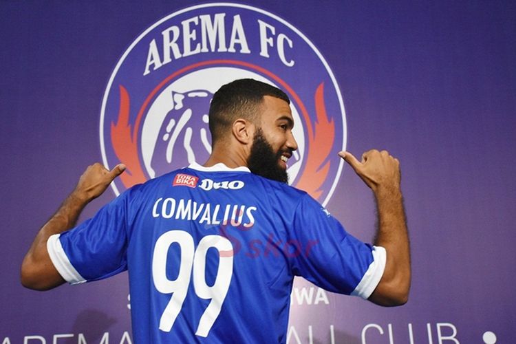 Sylvanus Dominique Comvalius saat resmi berkostum Arema FC per tanggal 25 April 2019. Pada musim 2020, Comvalius dipinjamkan ke Persipura dan lantas mundur karena pandemi Covid-19.