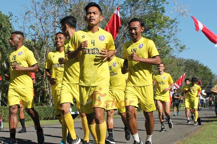 Para pemain tim Singo Edan saat berlatih di  Kebun Raya Purwodadi, Kabupaten Pasuruan 