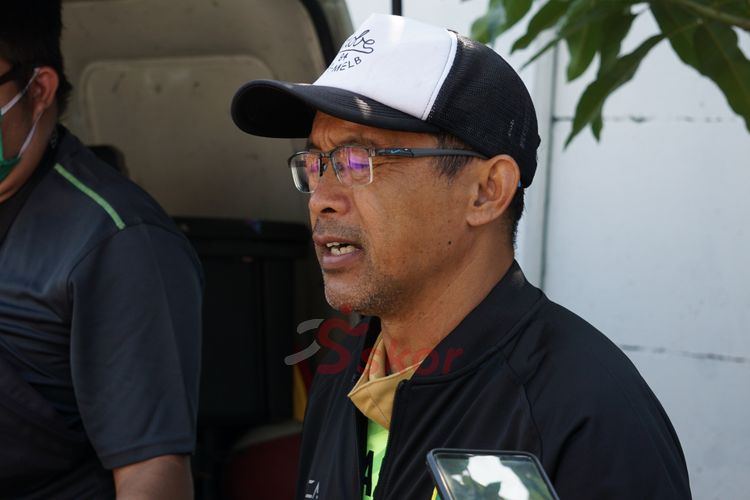 Aji Santoso, pelatih Persebaya, saat memberi keterangan pers, seusai memimpin latihan tim.