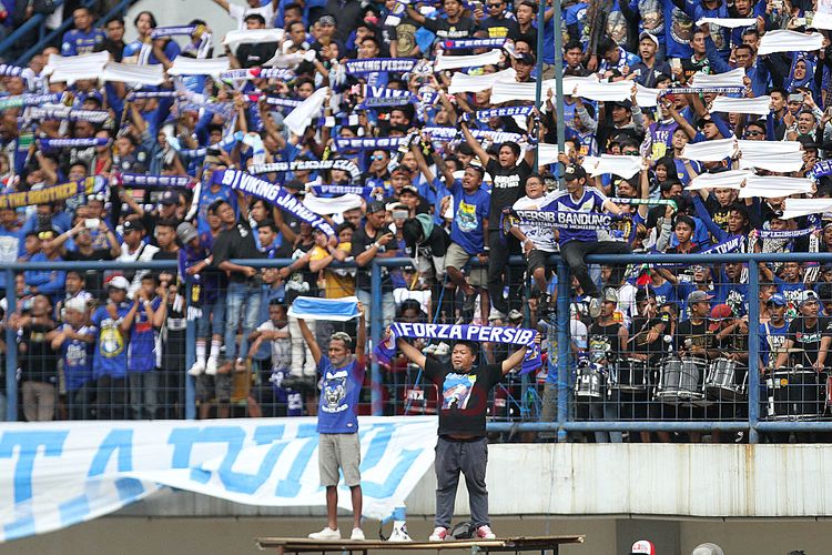 Yana Umar memimpin Viking Persib Club mendukung Persib di stadion Gelora Bandung Lautan API (GBLA).