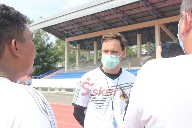 Pelatih Bhayangkara FC, Paul Munster (tengah), usai memimpin latihan tim di Stadion UNS, Solo, Selasa (2/3/2021).