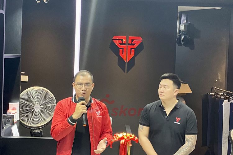 CEO Fantech, Firsandy Pinardy (kiri), bersama owner Good Gaming Shop, Hendrix, dalam peluncuran offline store Good Gaming Shop x Fantech di Mangga Dua Mall, Jakarta, Jumat (15/7/2022).