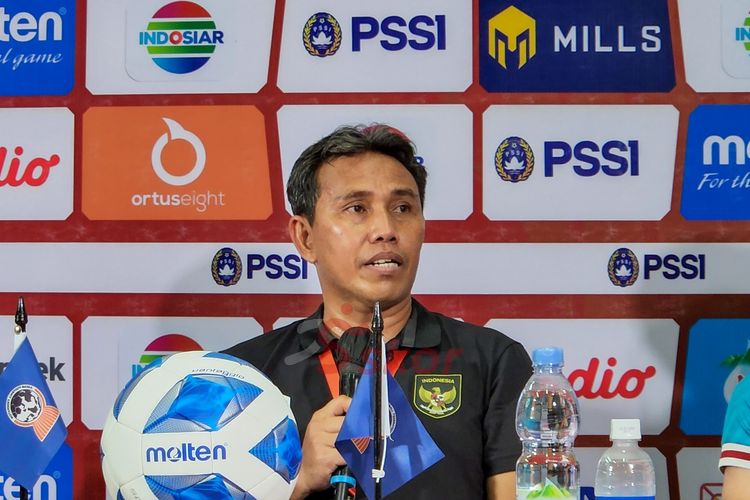 Pelatih timnas U-16 Indonesia, Bima Sakti, saat mengikuti sesi konferensi pers pascapertandingan melawan Myanmar pada fase semifinal Piala AFF U-16 2022 di Stadion Maguwoharjo, Sleman, 10 Agustus 2022.