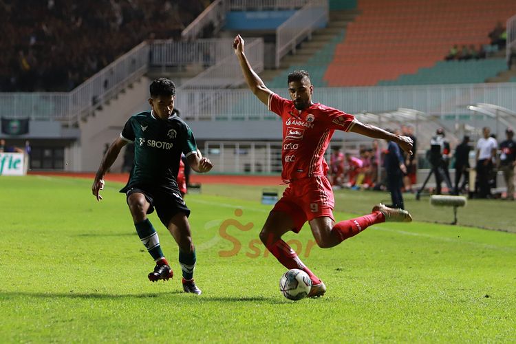 Pemain asing Persija, Abdulla Yusuf Helal (merah), saat melawan Persikabo 1973 pada pekan keempat Liga 1 2022-2023 di Stadion Pakansari, Bogor, 14 Agustus 2022.