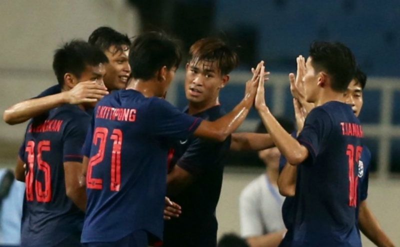 Para pemain timnas Thailand U-23 merayakan keberhasilan lolos ke putaran final Piala Asia U-23. 
