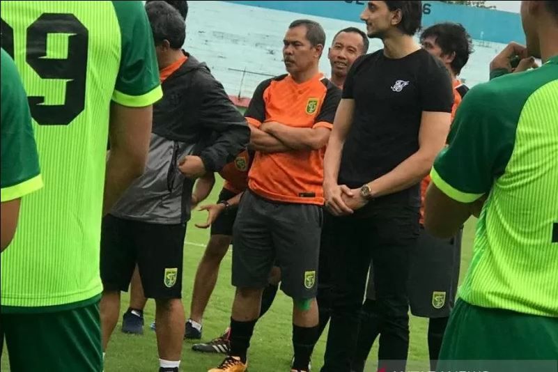 Mustaqim merapat ke Persebaya Surabaya sebagai asisten pelatih Aji Santoso.