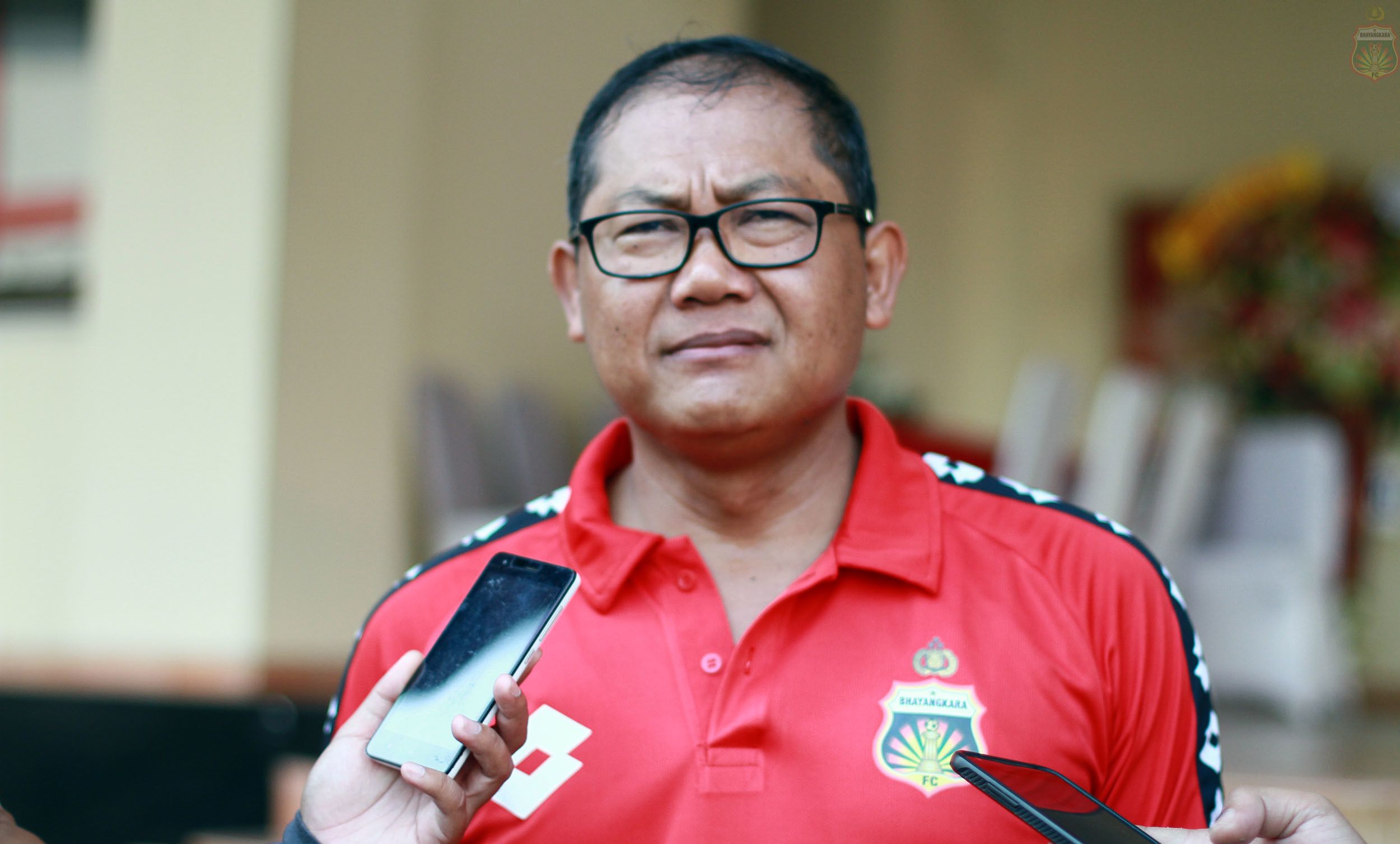 Chief Operating Officer (COO) Bhayangkara FC, Sumardji, saat memberi keterangan pers kepada Jurnalis pada 2019.