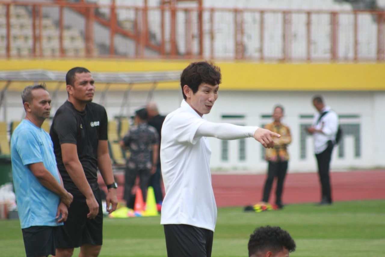 Gong Oh-kyun memberikan arahan untuk pemain timnas Indonesia U-19 dalam latihan perdana di Stadion Wibawa Mukti, Cikarang, Senin (13/1/2020).