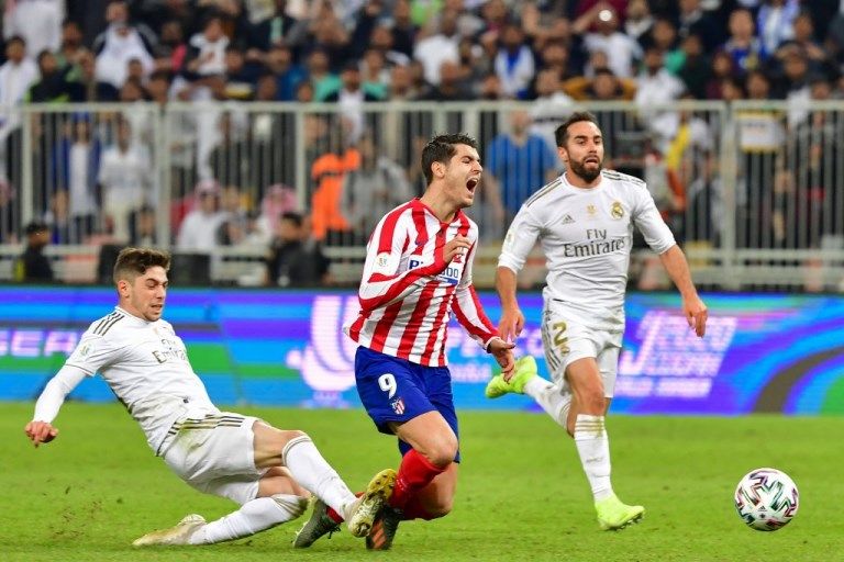 Gelandang Real Madrid, Federico Valverde (kiri), melanggar striker Atletico Madrid, Alvaro Morata, yang berujung kartu merah pada laga Piala Super Spanyol, Minggu (12/1/2020).