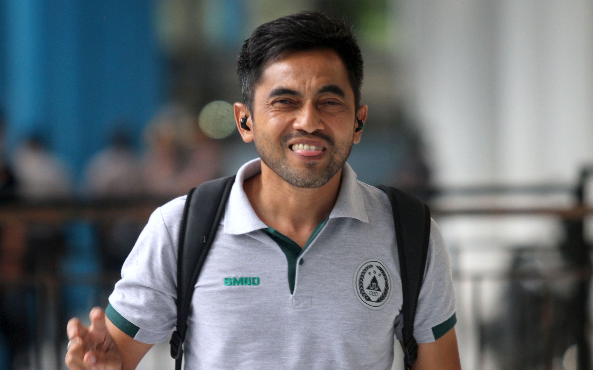 Seto Nurdiyantoro tersenyum semringah, dalam suatu kesempatan saat melatih PSS Sleman pada 2019.