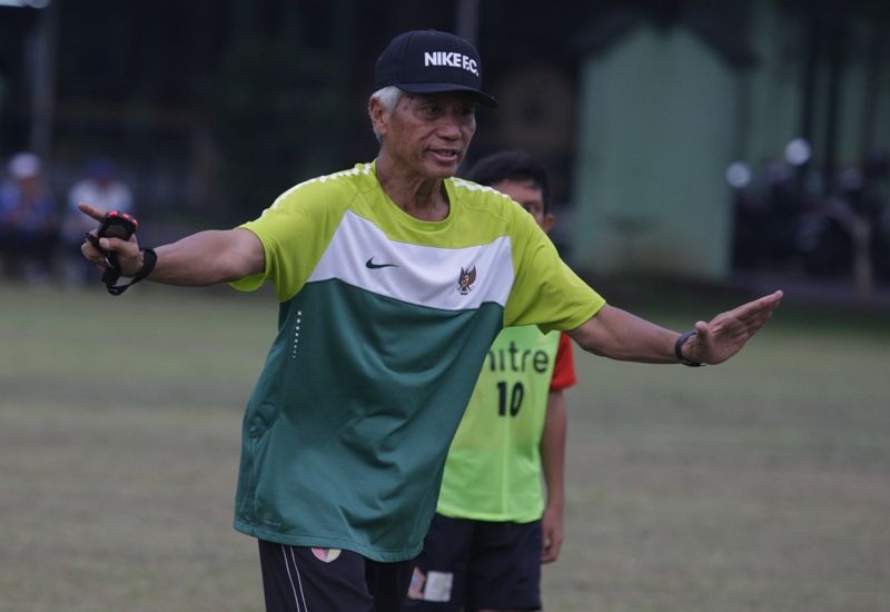 Direktur Teknik PSSI, Danurwindo, saat memberikan pelatihan kepada anak-anak TopSkor Indonesia yang akan tampil di Gothia Cup 2016.