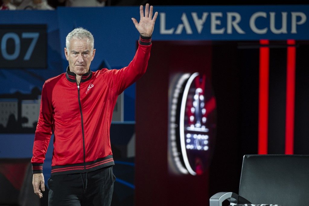 Legenda tenis AS John McEnroe melambaikan tangan dalam turnamen Laver Cup 2019 di Jenewa, Swiss, 22 September 2019.