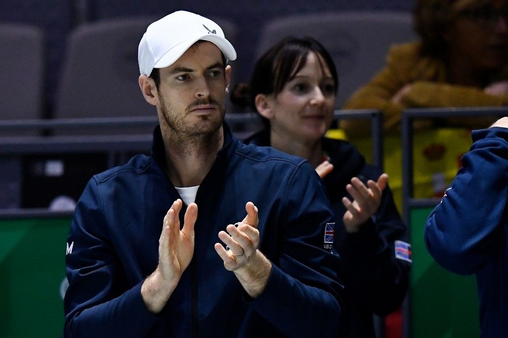 Petenis Skotlandia Andy Murray memberikan aplaus kepada rekan-rekannya dalam semifinal Davis Cup di Madrid, Spanyol, pada 23 November 2019.