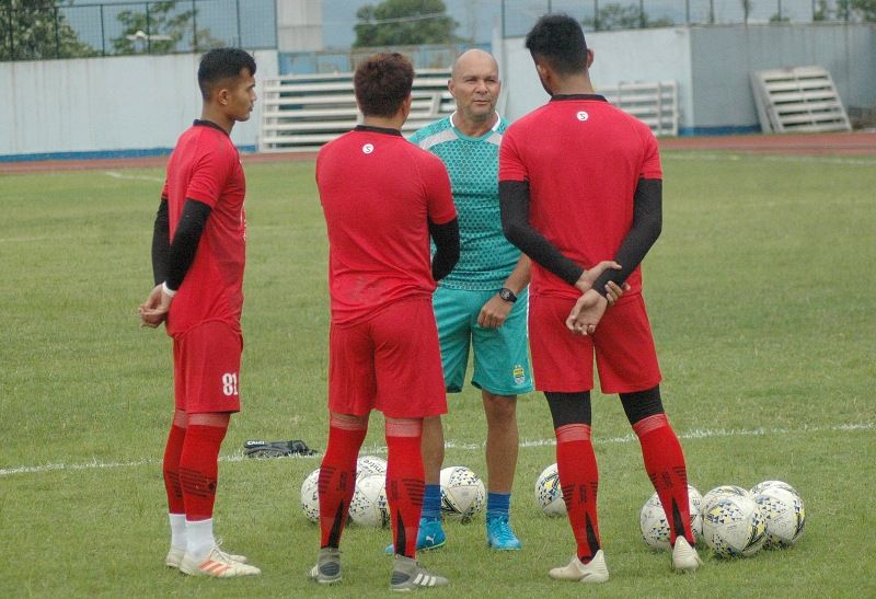 Pelatih kiper Persib, Luizinho Passos (tengah), berdikskusi dengan tiga kiper Persib dalam sebuah sesi latihan di Bandung.