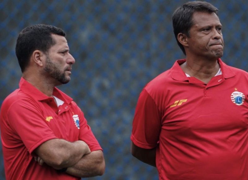 Osvaldo Lessa (kiri) mendampingi Sergio Farias, pelatih Persija, dalam sesi latihand di lapangan futsal pada Sabtu, 25 Januari 2020.