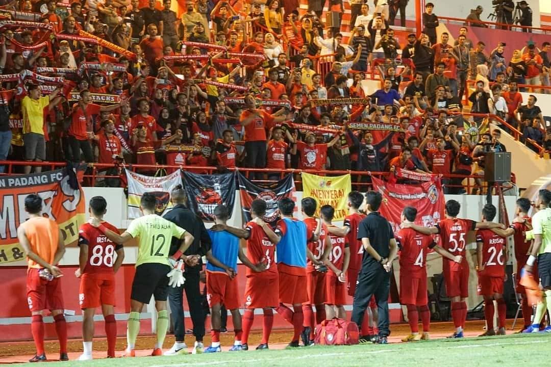 Pemain Semen Padang FC berdiri menghadap suporter di Stadion Haji Agus Salim, dalam sebuah pertandingan Liga 1 2019.