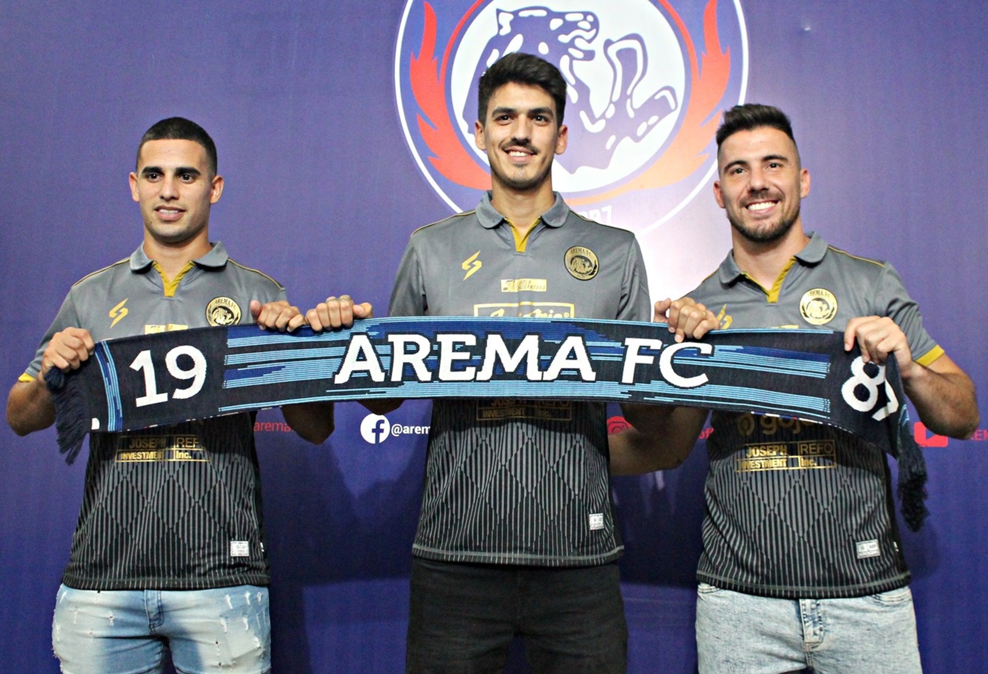 Elias Patricio Alderete, Matias Daniel Malvino Gomez, dan Jonathan Jesus Bauman (ki-ka) saat diperkenalkan sebagai pemain baru Arema FC untuk musim 2020 di Malang pada 30 Januari 2020.