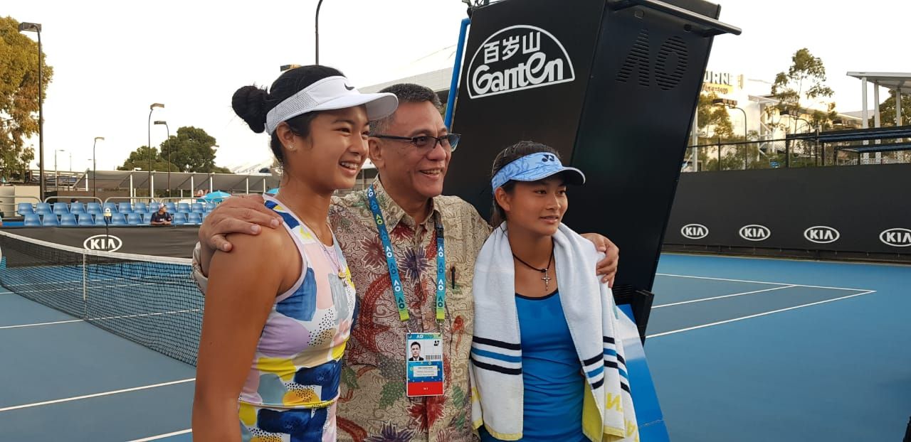 Ketua Umum PP Pelti Rildo Ananda Anwar (tengah) bersama Priska Madelyn Nugroho (kanan) dan Alexandra Eala yang berhasil memenangi Australia Open 2020, Jumat 31 Januari 2020.