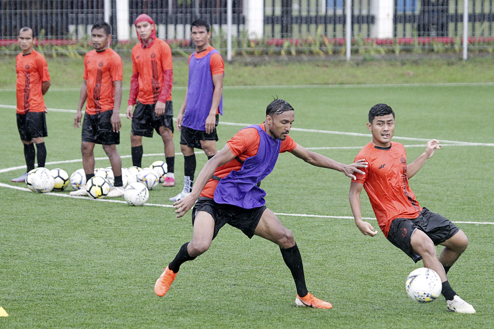 Rohit Chand (kiri, depan) saat menjalani latihan bersama skuat Persija Jakarta di Lapangan C, Senayan, Jakarta, Senin, 3 Februari 2020.