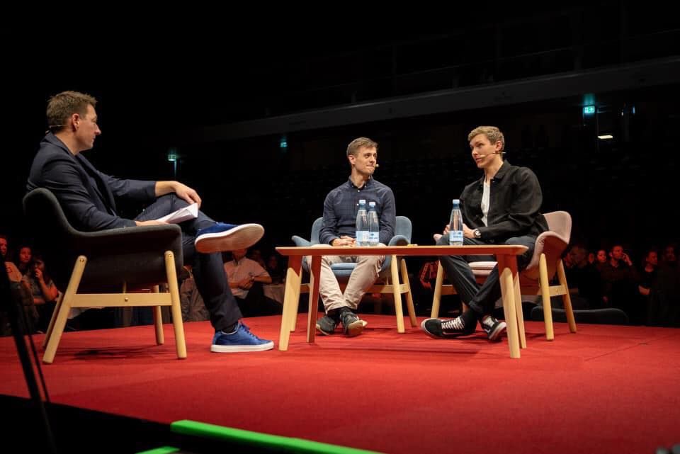 Hans-Kristian Solberg Vittinghus dan Viktor Axelsen (paling kanan) menghadiri acara amal di Royal Stage Hillerod, Denmark, beberapa bulan lalu.