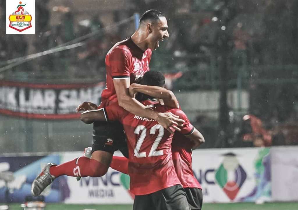 Bek Madura United, Jaimerson da Silva (kiri) memeluk Haris Tuharea setelah membobol gawang Bhayangkara FC, di Stadion Gelora Bangkalan, Senin, 10 Februari 2020.