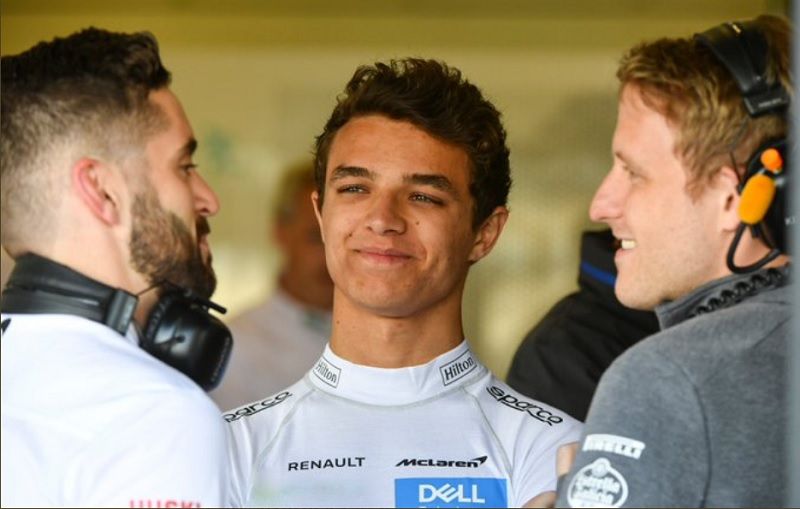 Pembalap McLaren, Lando Norris (tengah), berbincang dengan kru di sela-sela persiapan menghadapi F1 2020.