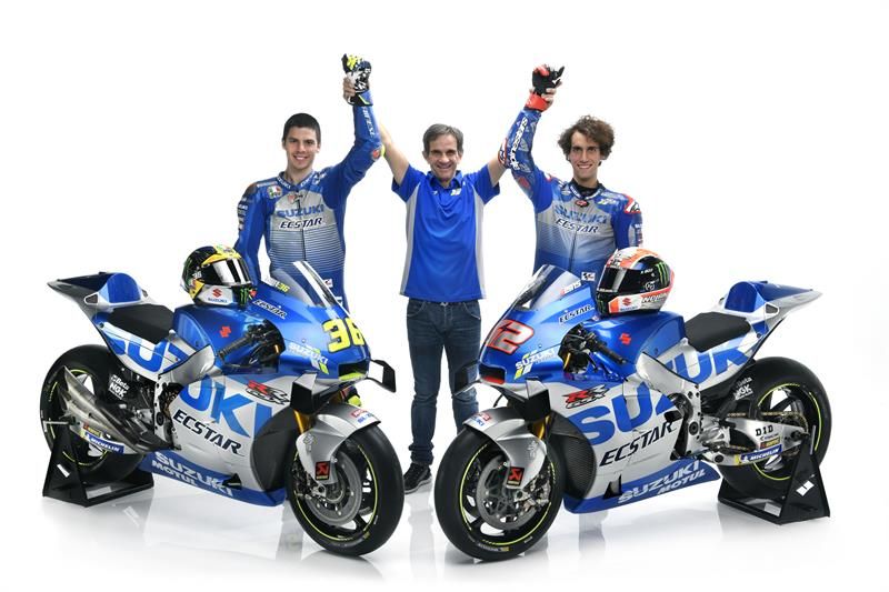 Manajer tim Suzuki Ecstar Davide Brivio (tengah) bersama duo pembalap timnya di MotoGP 2020, Joan Mir dan Alex Rins (kanan), dalam peluncuran motor GSX-RR pada 6 Februari 2020.