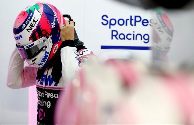 Sergio Perez saat bersiap di dalam garasi tim SportPesa Racing Point pada salah satu sesi F1 2019.