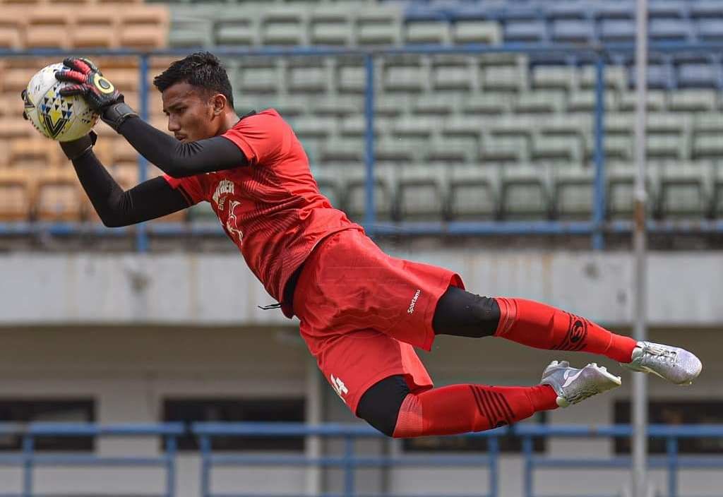 Kiper Persib Bandung Teja Paku Alam menangkap bola sambil terbang dalam sebuah sesi latihan tim di Stadion Si Jalak Harupat, Soreang, Kota Bandung pada Februari 2020.