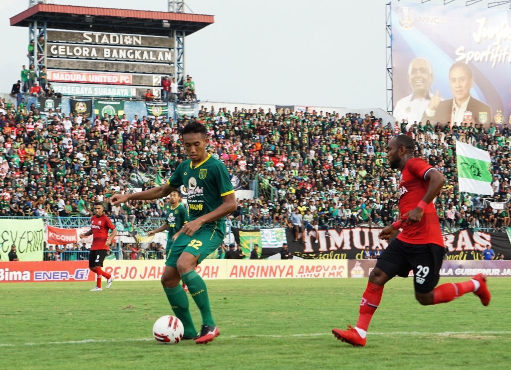 Bek muda Persebaya, Rizky Ridho (kiri) berhasil merebut bola dari kaki Zah Rahan Krangar, pemain Madura United, dalam laga Piala Gubernur Jatim 2020 di Stadion Gelora Bangkalan, Madura pada Kamis, 13 Februari 2020.