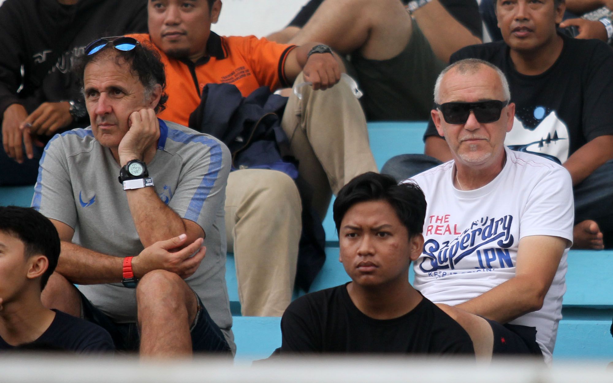 Pelatih PSIS Semarang, Dragan Djukanovic (kanan), menyaksikan laga PSS Sleman lawan Persipura di Stadon Maguwoharjo, Sabtu, 22 Februari 2020.