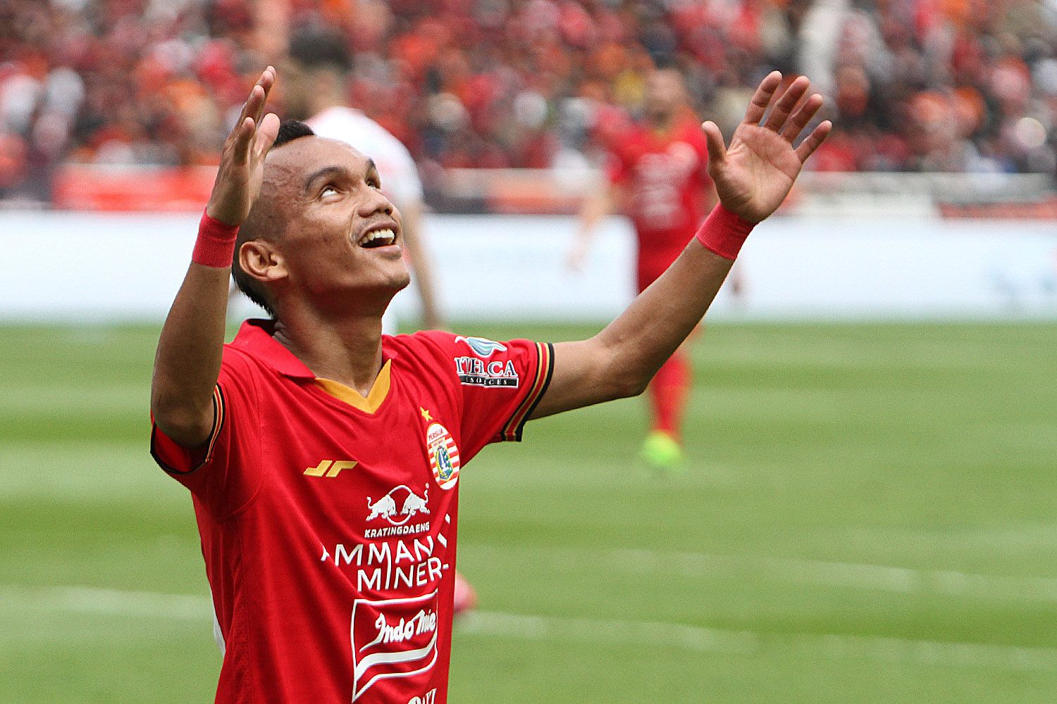 Penyerang sayap Persija, Riko Simanjuntak, semringah setelah rekannya melesakkan gol dalam laga Liga 1 2020 menghadapi Borneo FC di Stadion Utama Gelora Bung Karno, Jakarta pada 1 Maret 2020.