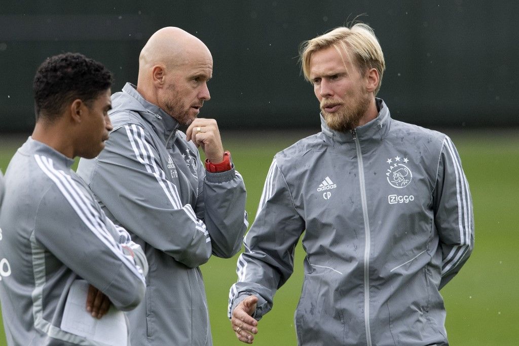 Pelatih Ajax Amsterdam, Erik ten Hag (tengah), berbicara dengan asistennya, Michael Reiziger (kiri) dan Christian Poulsen (kanan) saat memimpin latihan pada 12 Agustus 2019.